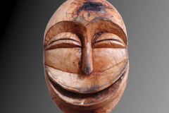 lachende-Maske-grau-PNG-scaled